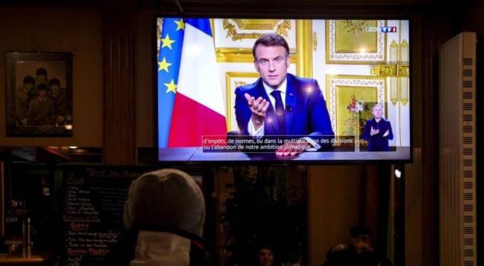 Macron: "Aşırı sağ ve aşırı sol, dün bir araya gelerek cumhuriyet karşıtı bir cephe kurdu"