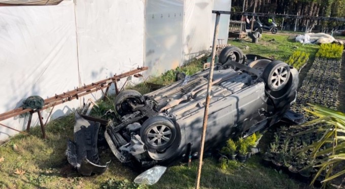 Bursa'da kontrolden çıkan araç çiçek bahçesine uçtu : 2 yaralı