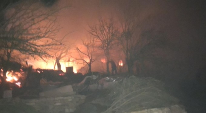 Bursa'da ahşap ev alev alev yandı, mahsur kalan 2 kişi kurtarıldı