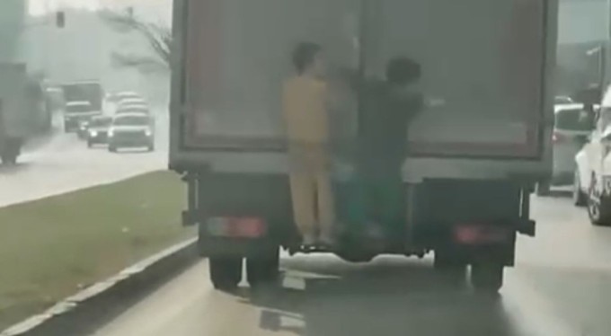 Bursa'da çocukların tehlikeli oyunu kameraya yansıdı: Kamyonun arkasına tutunup dakikalarca ilerlediler