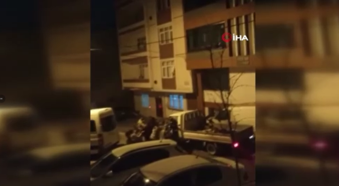 Karı - koca kavgasına aileler dahil oldu, bir adam kamyonet ile kalabalığa daldı