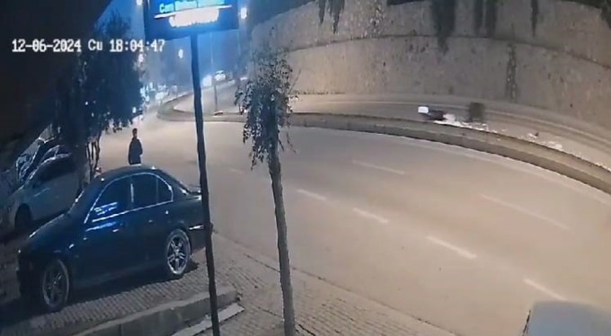 Bursa'da motosikleti 30 metre sürüklendi, ayağa kalkıp yoluna devam etti