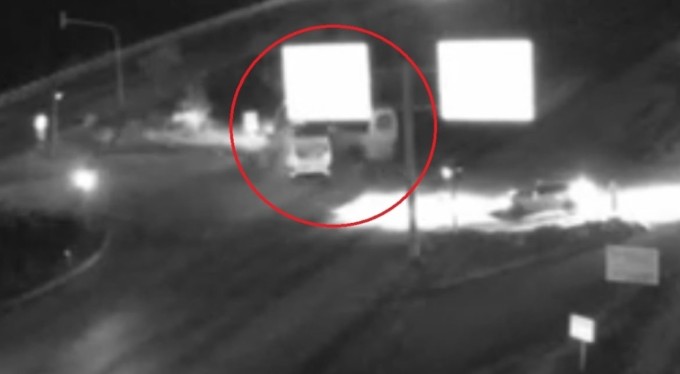 İki servis aracının karıştığı kaza kamerada... 20 işçi yaralandı