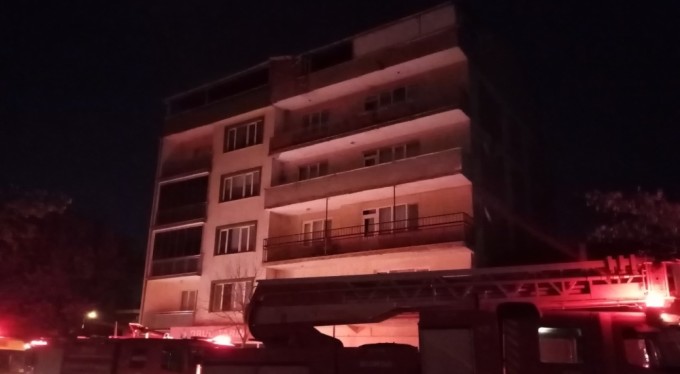 Yangında 1 aylık bebek zehirlendi