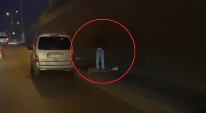 Bursa'da aracını sağ şeride çekerek namaza durdu