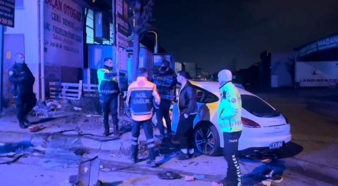 Bursa'da 2 araç kafa kafaya çarpıştı: Sıkışan sürücü yaralandı