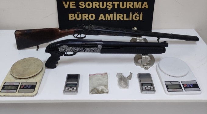 Uyuşturucu madde ticareti yapmaktan aranan cezaevi firarisi arkadaşlarıyla 3 polisi yaraladı