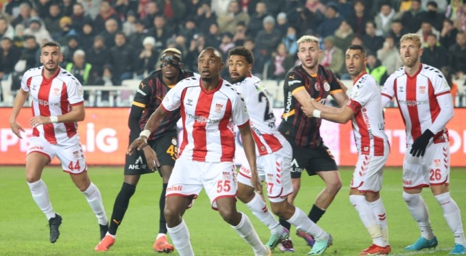 Aslan hata yapmadı! Galatasaray 10 kişiyle 3 puanı aldı