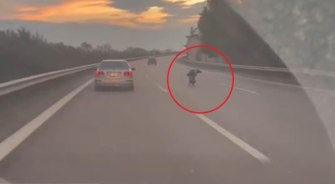 Bursa'da otobanda motosikletini yatarak kullandı