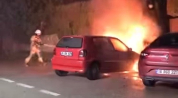 Bursa'da park halindeki otomobil alev topuna döndü