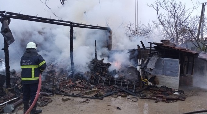 Bursa'da 2 katlı ev alev alev yandı
