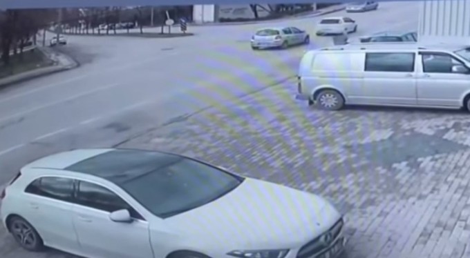 Dalgın sürücünün kaza anı kamerada