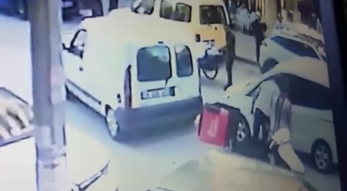 Bursa'da kadın sürücünün aracına saldırı kamerada