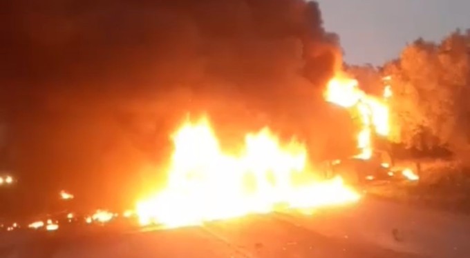 Bursa'da tanker ile otomobil kafa kafaya çarpıştı, patlayıp alev alev yandı