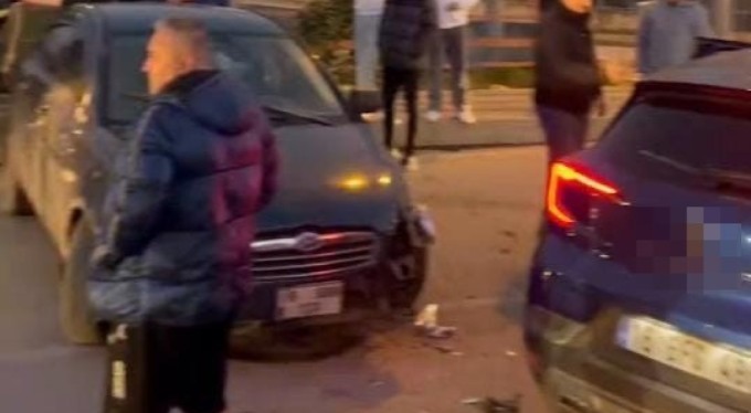 Bursa'da iki otomobil kafa kafaya çarpıştı: 4 yaralı