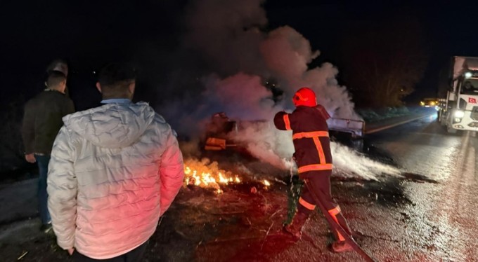Mobilya yüklü kamyonet alev alev yandı