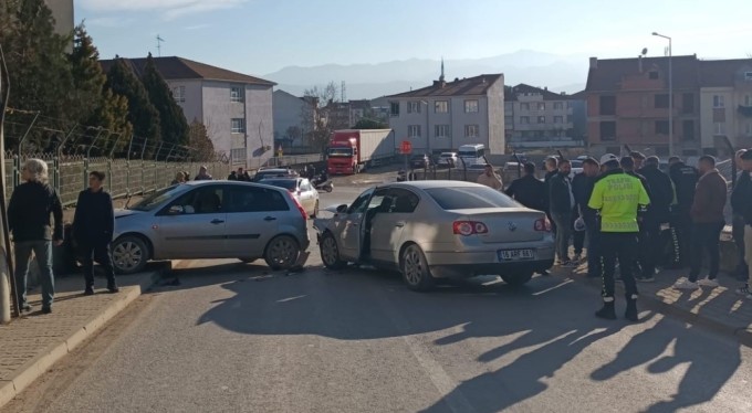 Otomobiller kafa kafaya çarpıştı: 4 yaralı