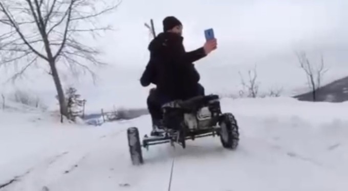 Araca halat bağlayıp kayak yaptılar, halay çektiler