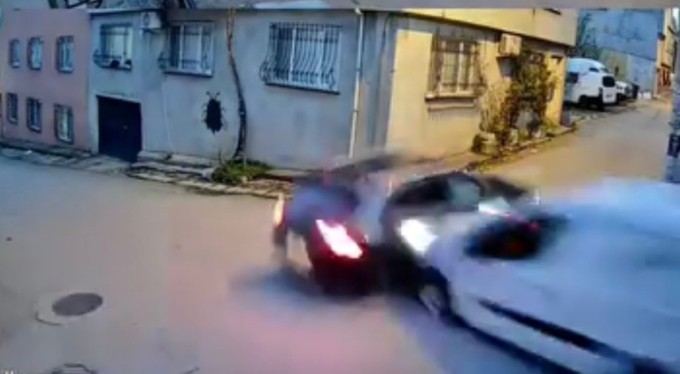 Ara sokakta hız kesmeden ilerleyen otomobiller çarpıştı