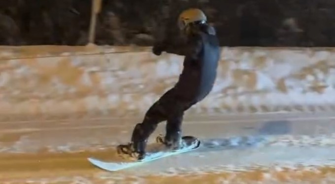 Uludağ'dan şehre snowboard ile indi