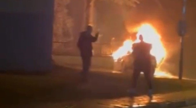 Sitenin duvarına çarpan otomobil alev alev yandı