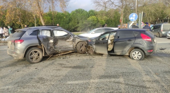 Kadın sürücüler kavşakta çarpıştı : 2 yaralı