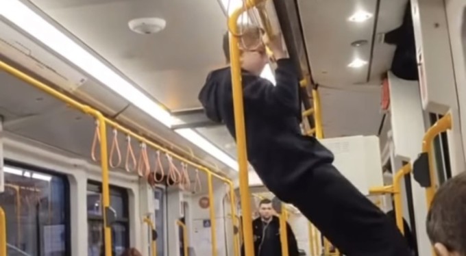 Metroda şaşkın bakışlar içinde barfiks çekti