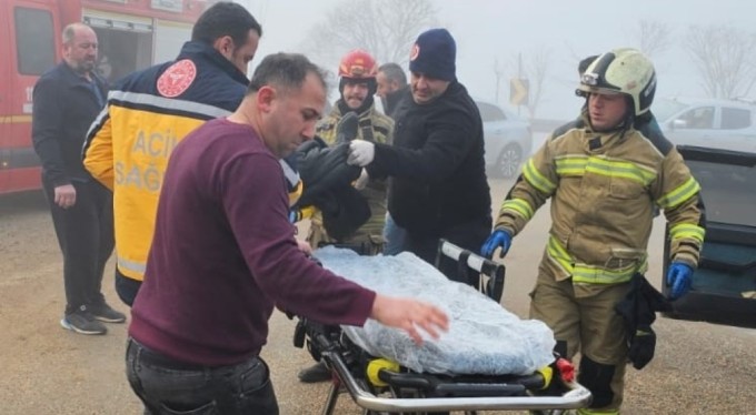 Kamyonet ile otomobil çarpıştı: 2 yaralı