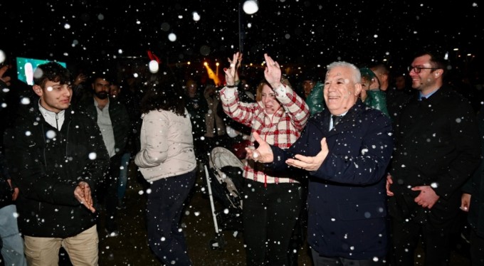 Yeni yıl coşkusu, Bursa yeni yıl meydanında yaşanıyor