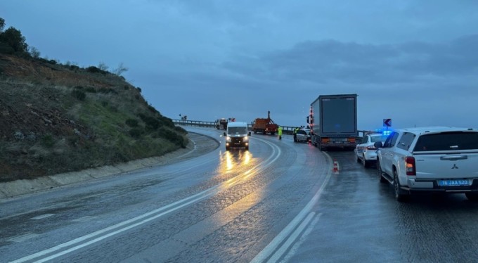 Tır ile otomobil kafa kafaya çarpıştı: 1 ölü, 2 yaralı