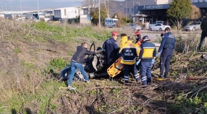 Kırmızı ışıkta geçince dereye uçtu : 2 yaralı