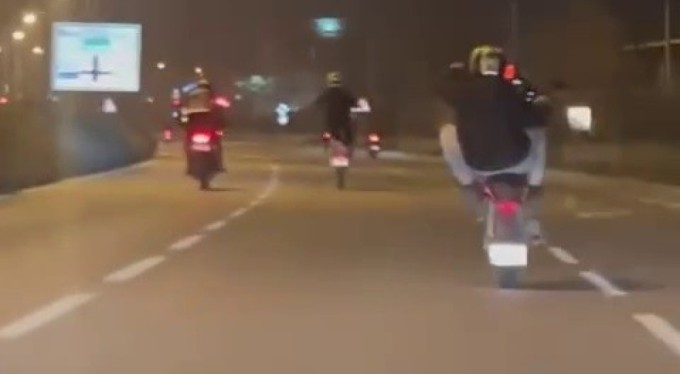 Bursa'da tek tekerlek üzerinde ilerleyen motosiklet kamerada