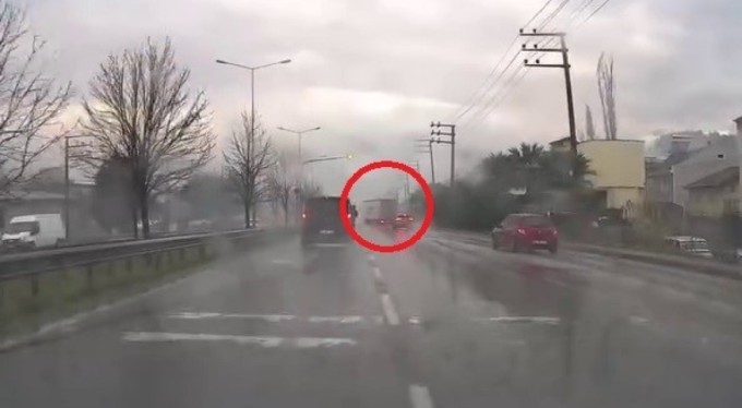 Yağışlı havada tırın dorsesi kaydı