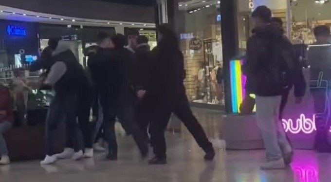 Bursa'da alışveriş merkezinde tekme tokat kavga kamerada