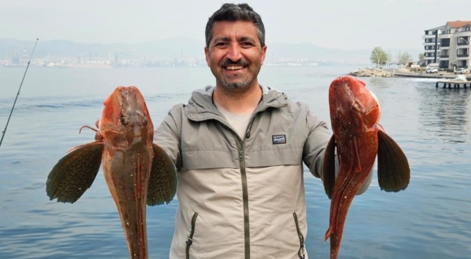 Bursa'da amatör balıkçı toplam 6 buçuk kiloluk 2 balık yakaladı, o anlar kamerada