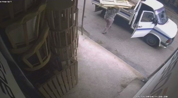 İş yeri önündeki paletleri kamyonete yükleyip kaçan 2 kişi kameraya yakalandı