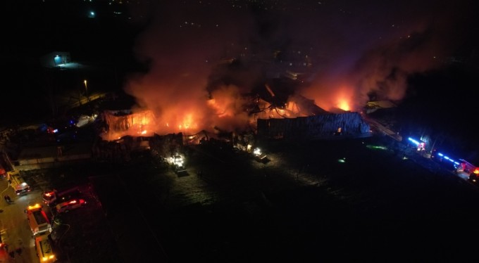 Bursa'da gıda deposundaki yangın geceyi aydınlattı