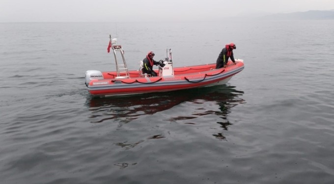 Bursa'da balık tutarken denize düşen adamı dalgıçlar arıyor