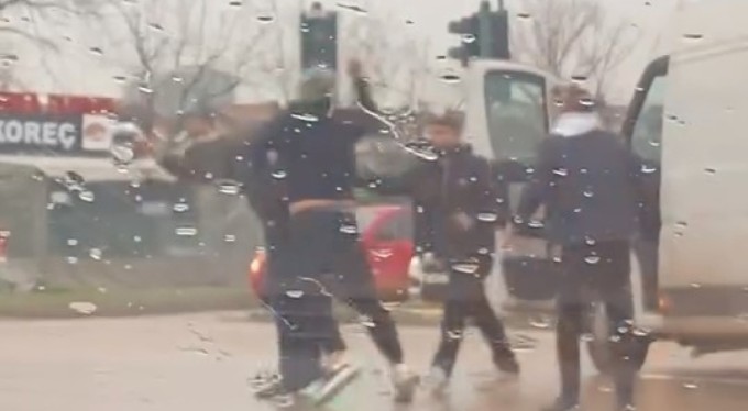 Trafikte sürücülerin kavgası kameraya yansıdı