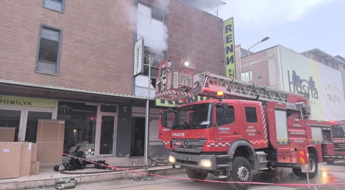 İnegöl'de mobilya imalathanesinde yangın