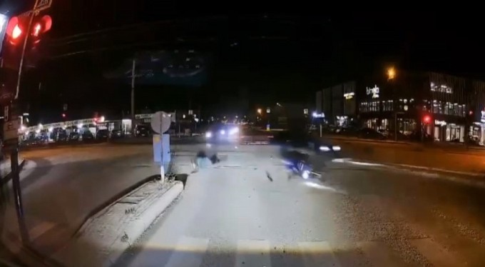 Otomobille çarpışan motosikletin sürücüsü yaralandı