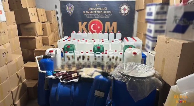 Bursa'da ölüm saçan şüphelilere yönelik operasyon: 7 kişi tutuklandı, 4 bin 735 litre sahte içki ele geçirildi