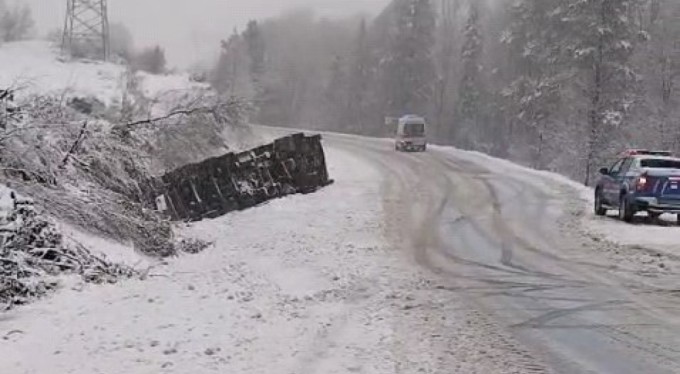 Kar yağışı sebebiyle yoldan çıkan tır devrildi: 2 yaralı