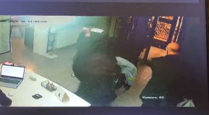 Bursa'da çocuklarının yanında diş hekimini bıçakladı, çocuklarını bırakıp kaçtı