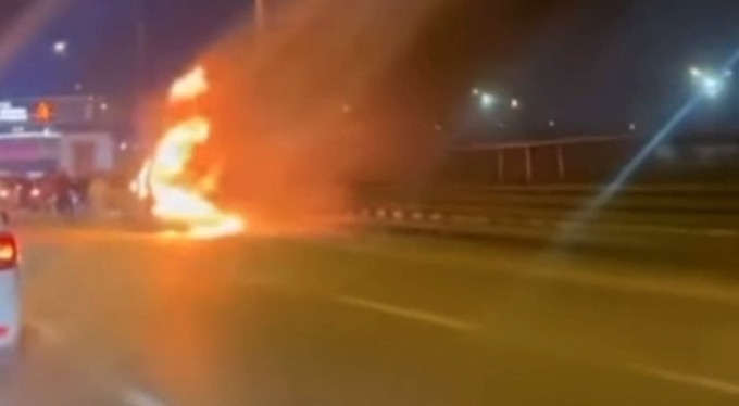 Otomobil alev topuna döndü