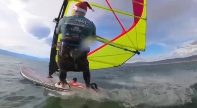 Bursa'da buz gibi havada gölde sörf yaptı