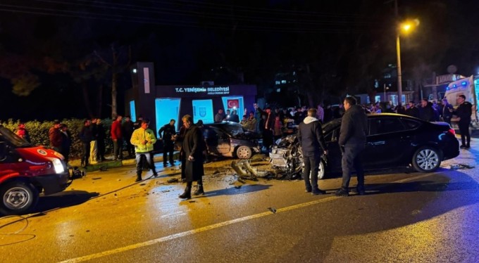 Bursa'da iki otomobil kafa kafaya çarpıştı: 2 yaralı