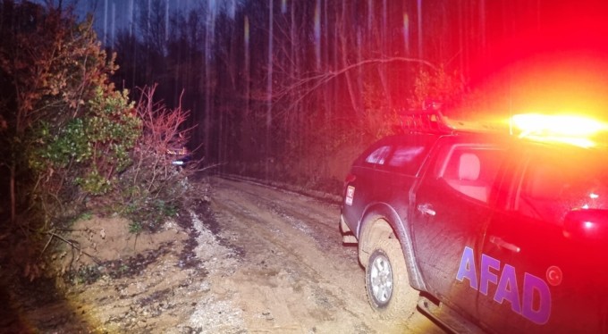 Bursa'da navigasyon dağ yolundan götürünce çamura saplanarak mahsur kaldılar