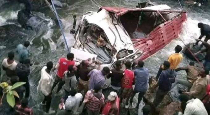 Etiyopya'da yolcu taşıyan kamyon nehre düştü: 66 ölü