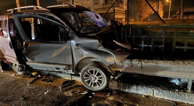 Bursa'da kontrolden çıkan otomobil bariyerlere ok gibi saplandı: 1 yaralı